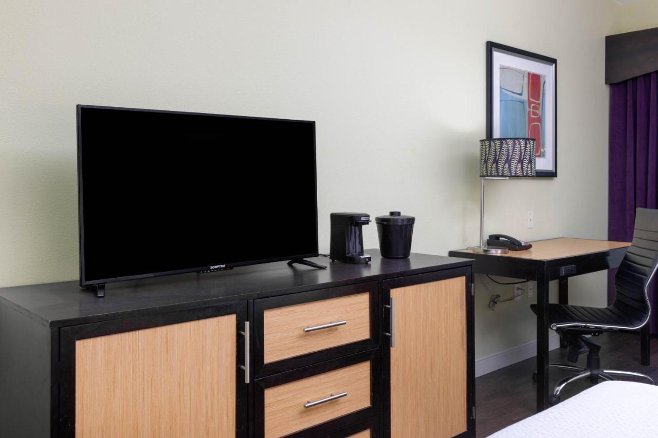 Queen Room with Two Queen Beds and Roll-in Shower - Mobility/Hearing Accessible - Non-Smoking