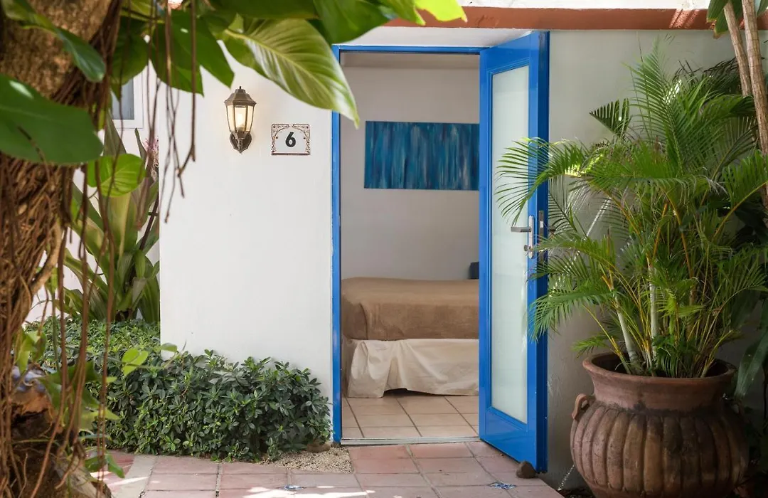 Tres Palmas Inn-1