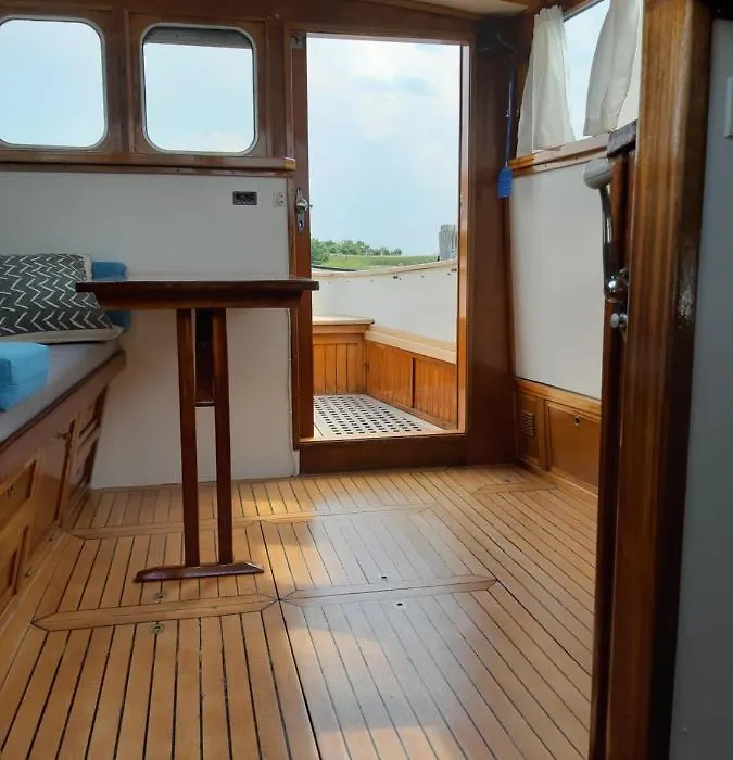Prive B&B Motorsailer Rataplan-1