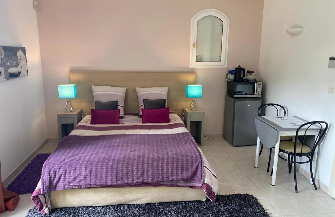 Chambre spacieuse indépendante dans villa plus parking privée-1
