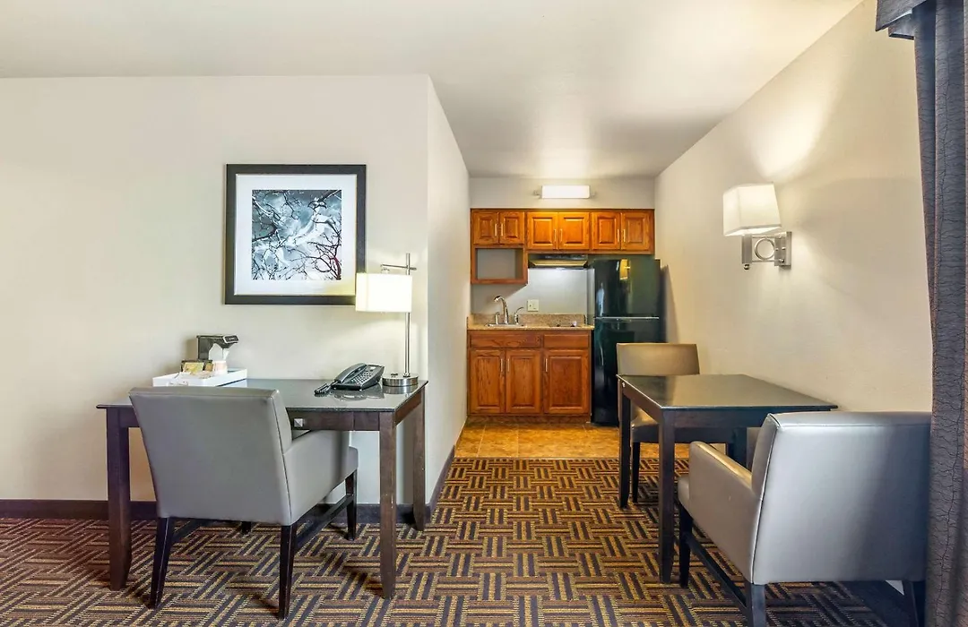 Legend Hotel Minot-1