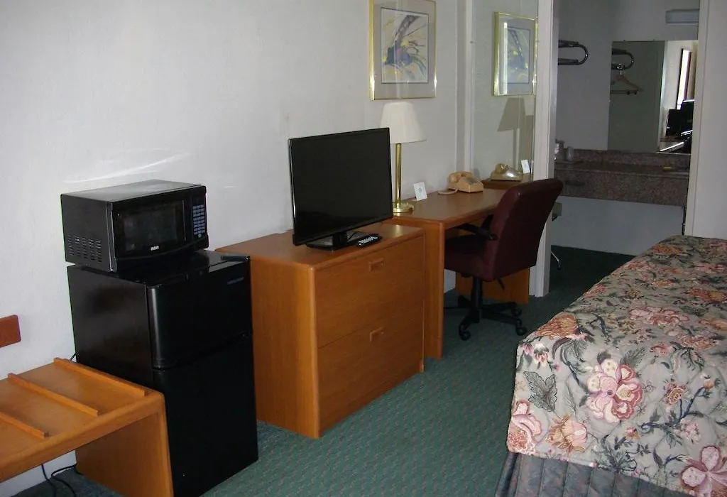 Macomb Inn-1