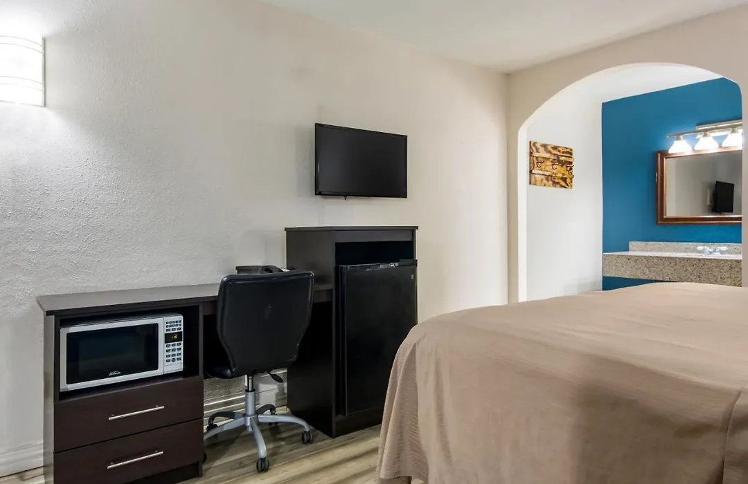 Rodeway Inn Broken Bow-Hochatown-1