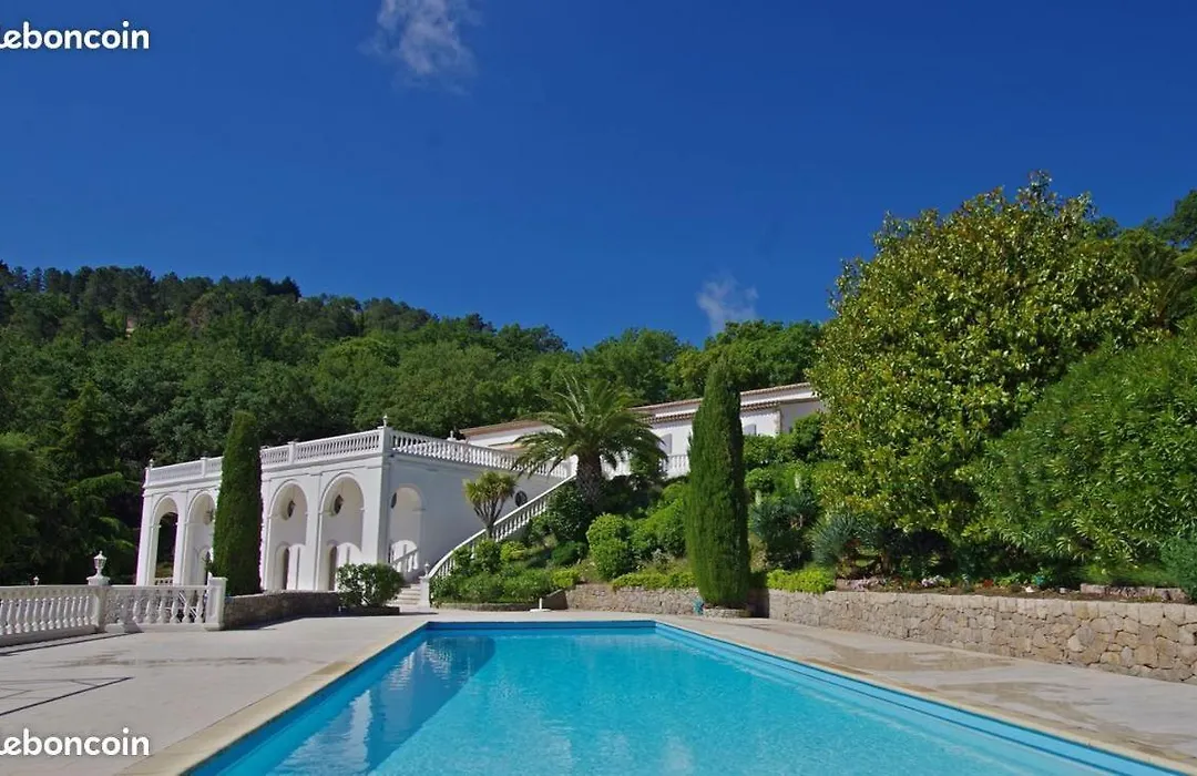 CHAMBRE LUXUEUSE AVEC IMMENSE PISCINE VUE SUR LA BAIE DE CANNES ET L Estérel avec possibilité de cabine 3 personnes-1