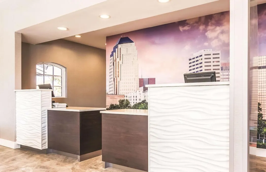La Quinta Inn & Suites By Wyndham Shreveport Airport-1