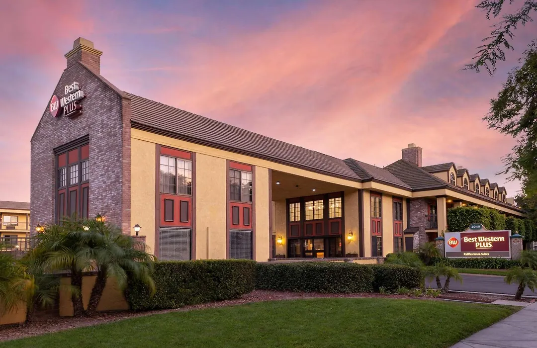 Best Western Plus Raffles Inn & Suites-1