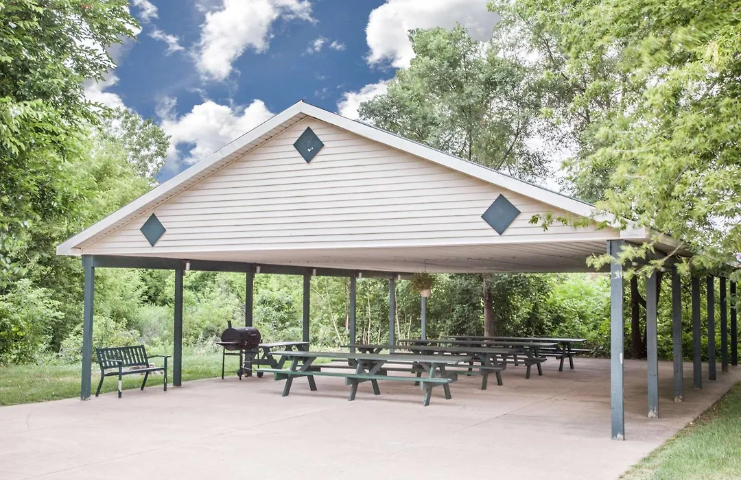 Super 8 By Wyndham Three Rivers-1