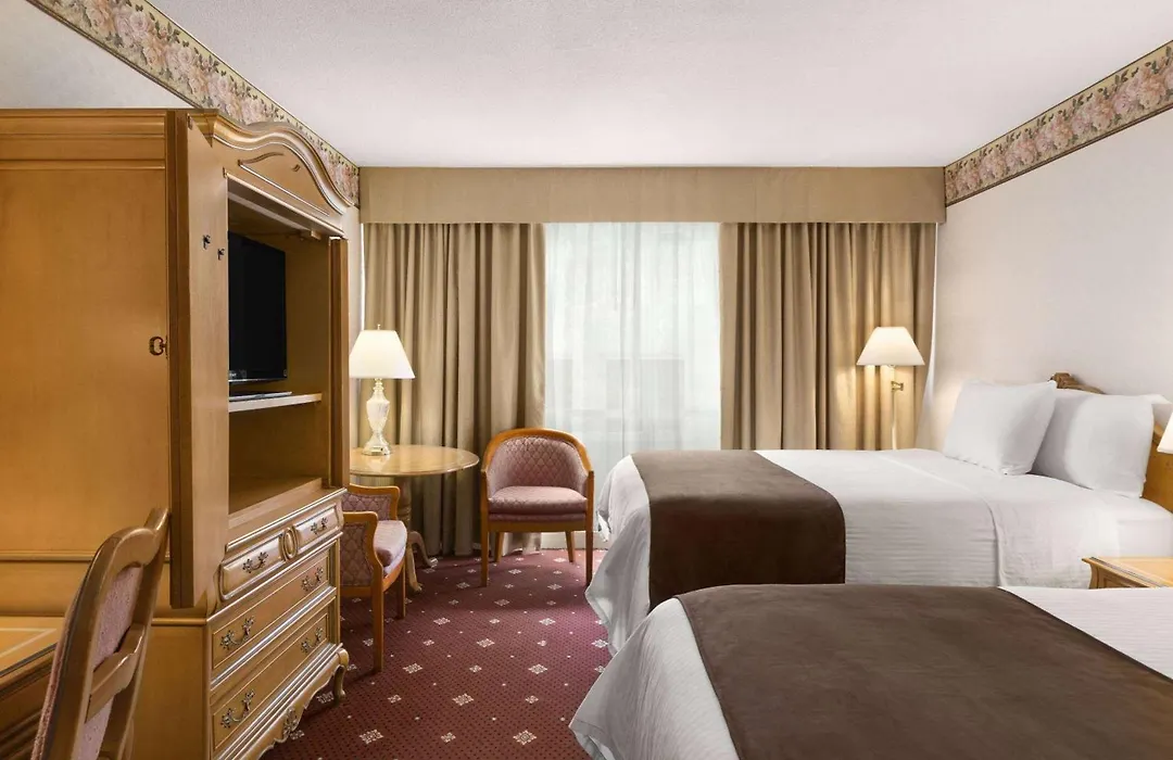Travelodge By Wyndham Niagara Falls Fallsview-1