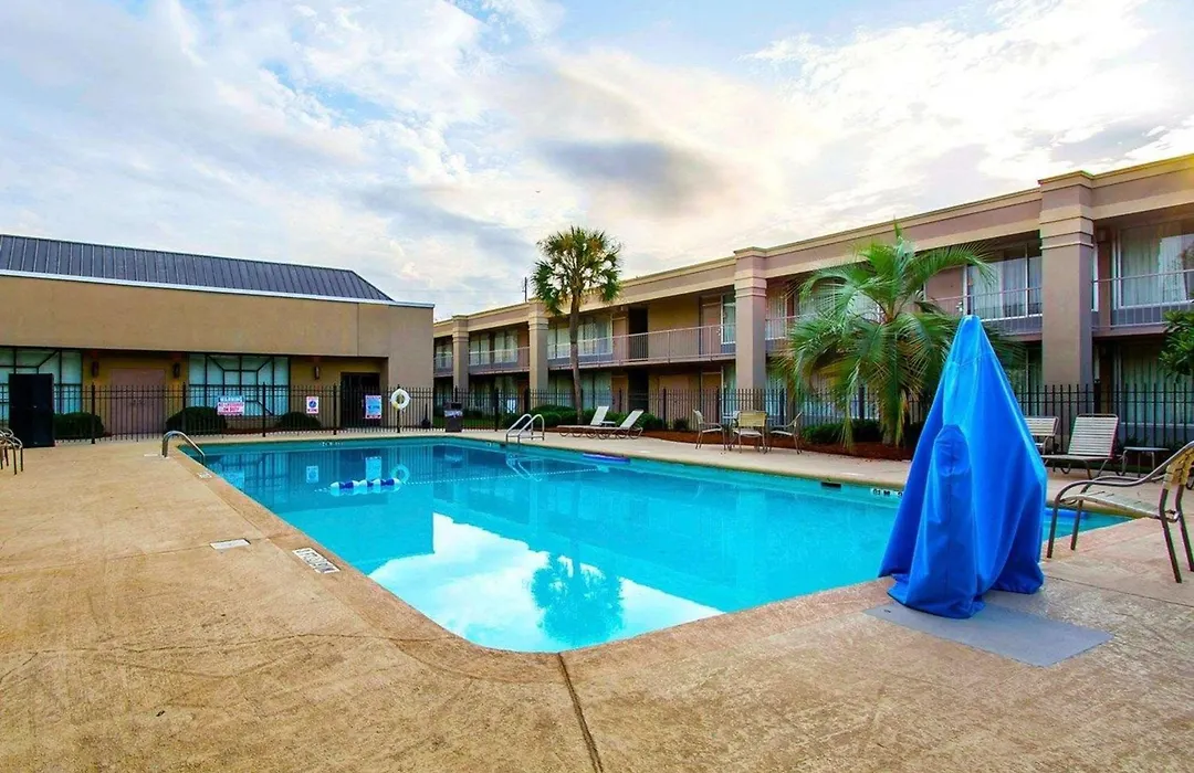 Clarion Inn & Suites Dothan South-1