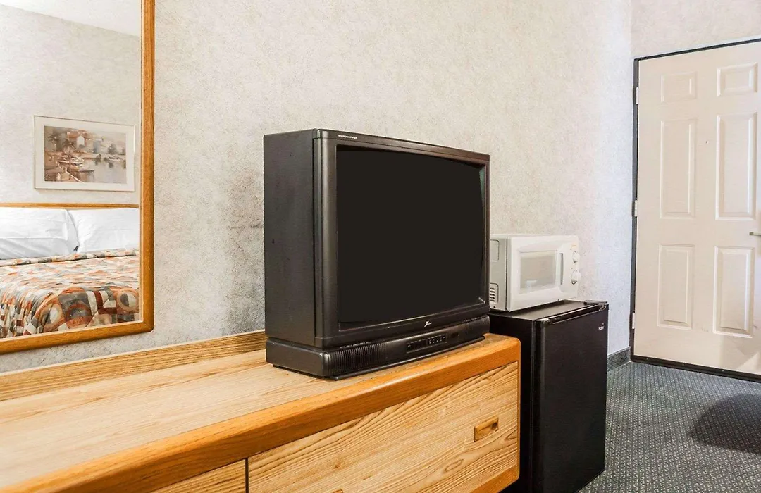 Econo Lodge-1