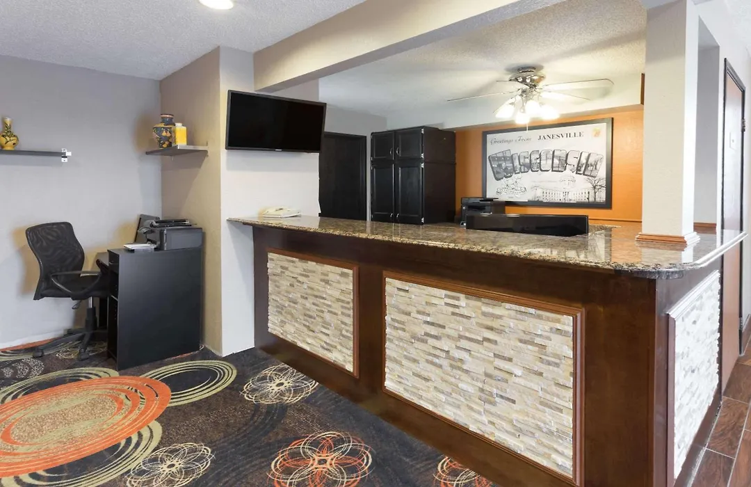 Super 8 By Wyndham Janesville-1