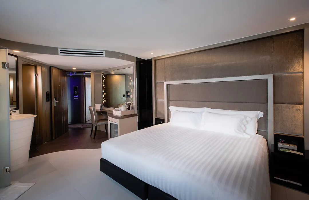 Azure Hotel Pattaya-1