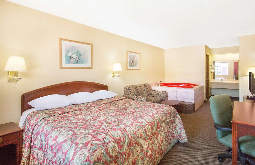 Days Inn & Suites By Wyndham Bentonville-1