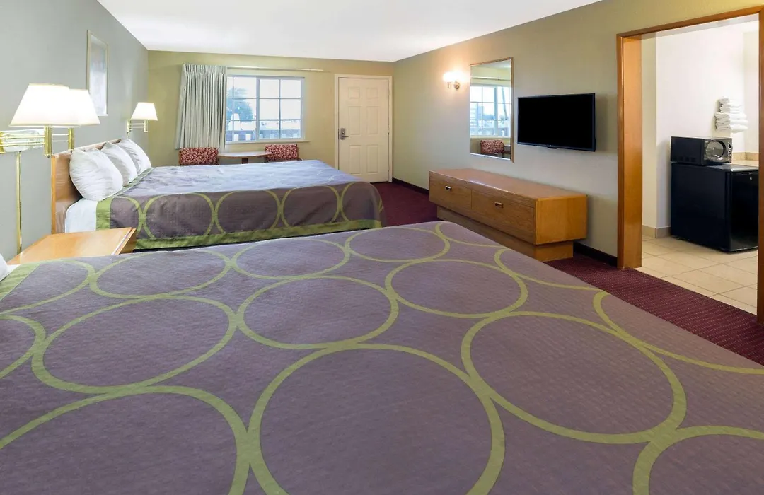 Super 8 By Wyndham Crescent City-1