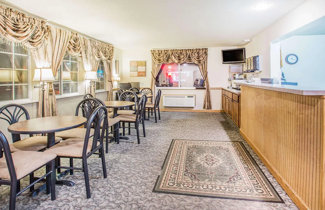 Super 8 By Wyndham Prairie Du Chien-1