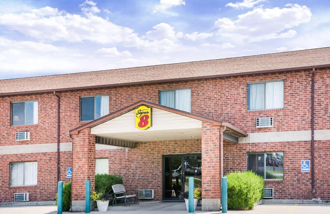 Super 8 By Wyndham Chanute-1