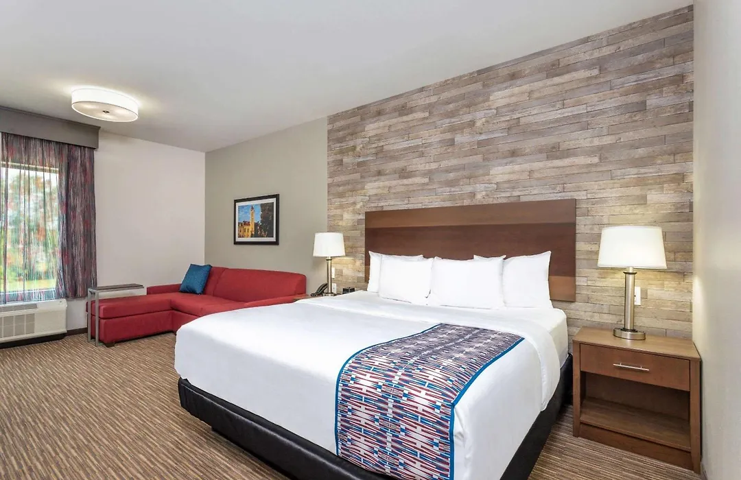 La Quinta Inn And Suites By Wyndham Bloomington-1