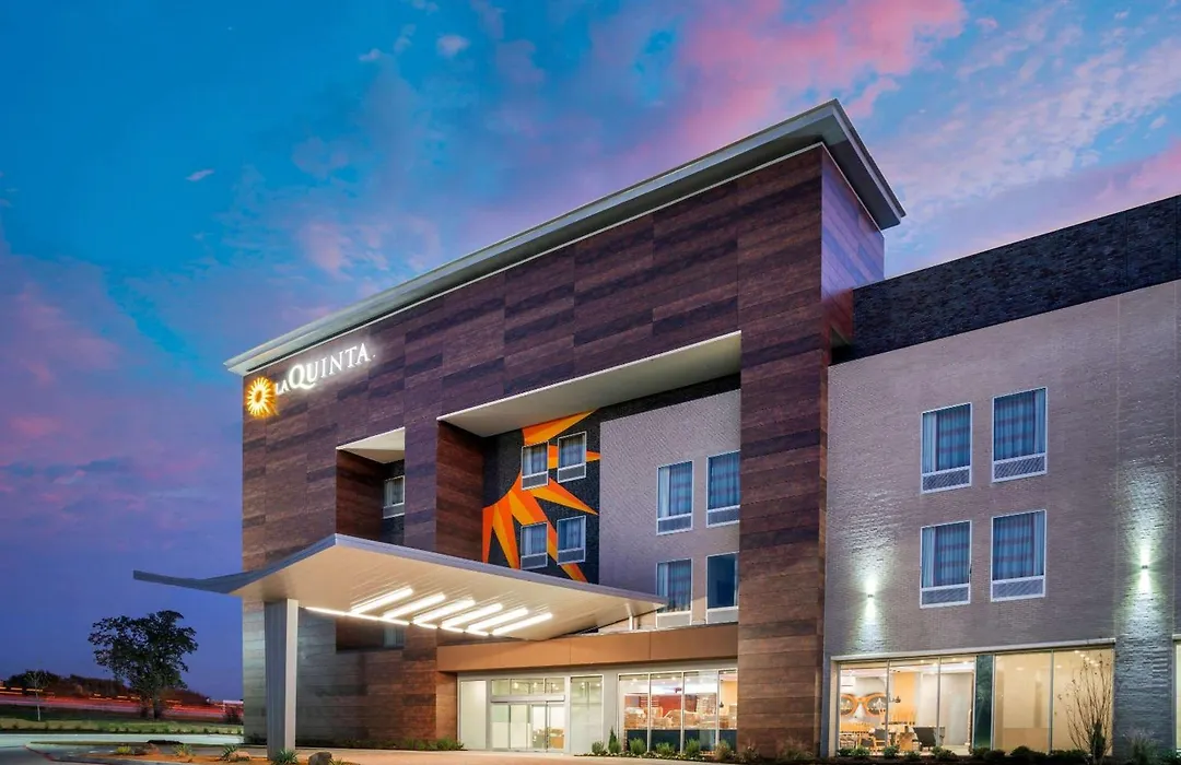 La Quinta Inn & Suites By Wyndham Lewisville-1