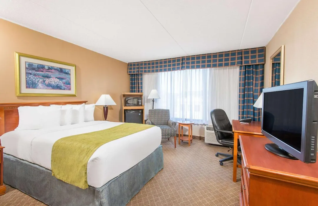 Ramada By Wyndham Cumberland Downtown-1
