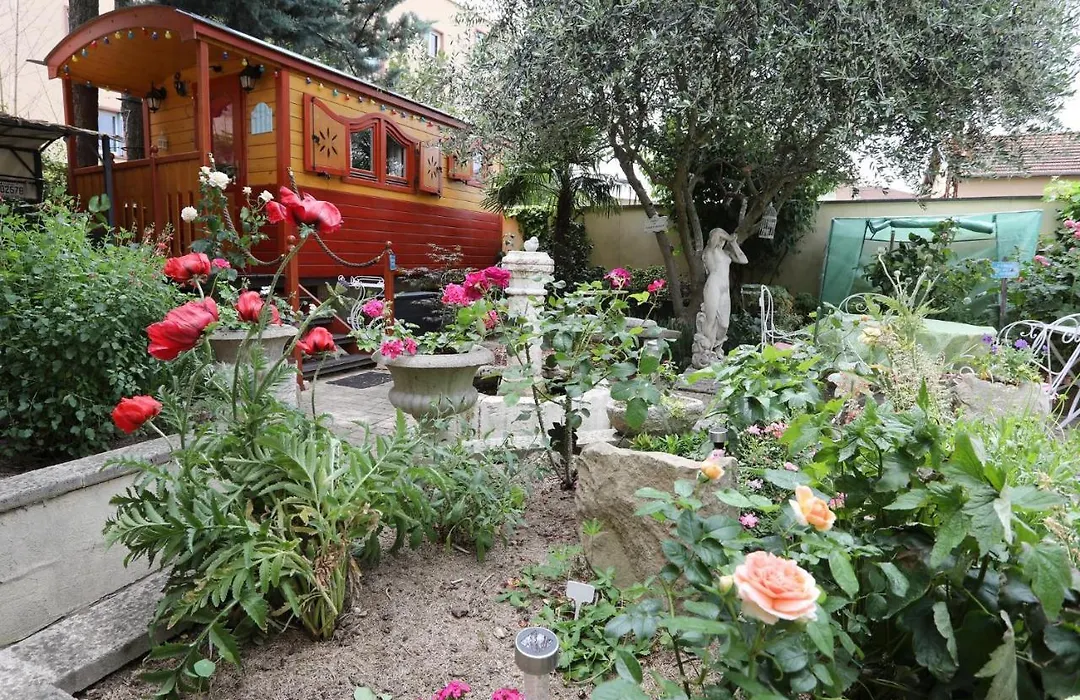 Maison d'Hôtes et Roulotte Le 6 Bis-1