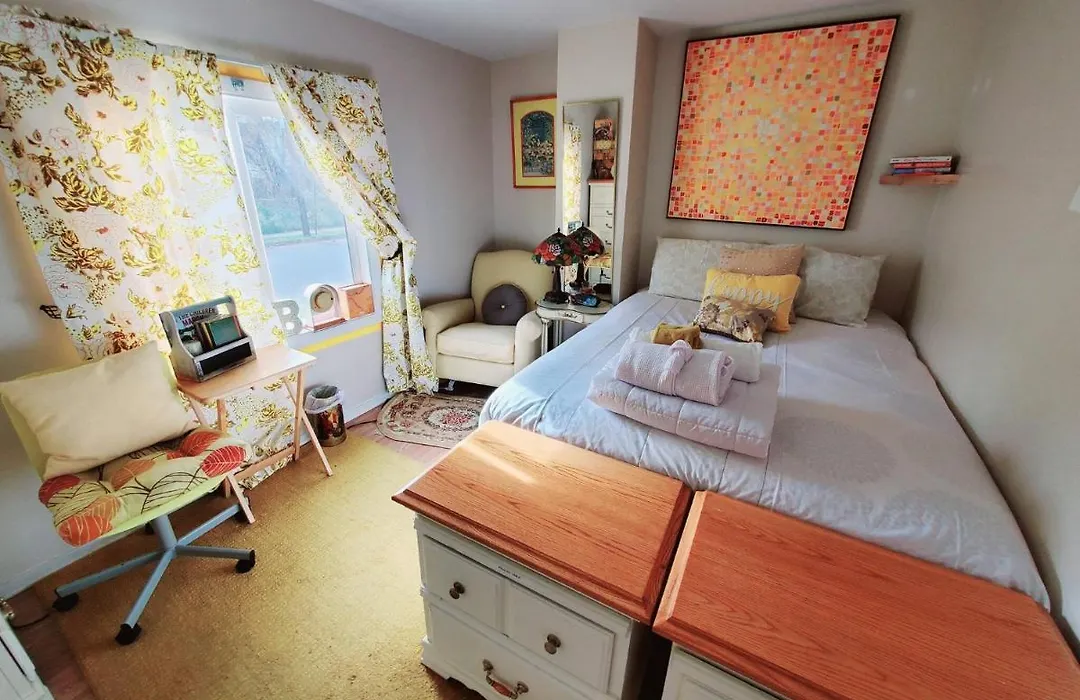 Room In Apartment - Cozy Yellow Queen Bed By Yale U-1