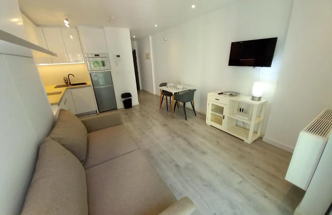 The Hub Studio With Balcony, Wi-Fi & Gym-1