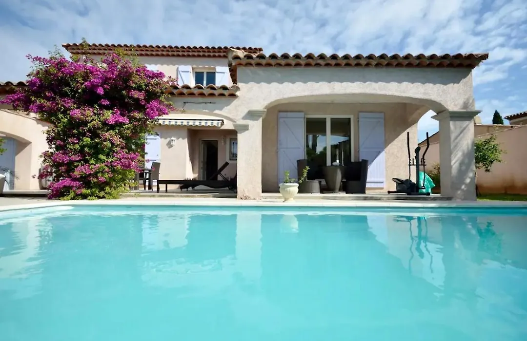 L'Hacienda, Haut De Villa , Une Chambre Avec Salle De Bain Et Toilettes Wc Privative-1