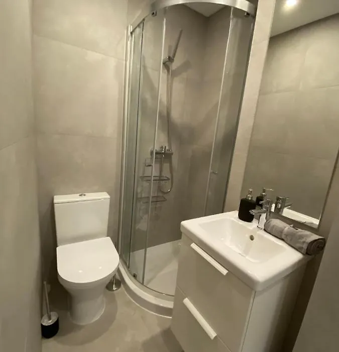 Carcavelos Beach Shared Serviced Apartment 11-1