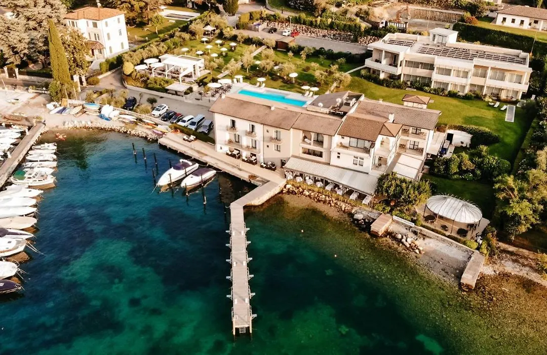 Bella Hotel&Restaurant with private dock for mooring boats-1