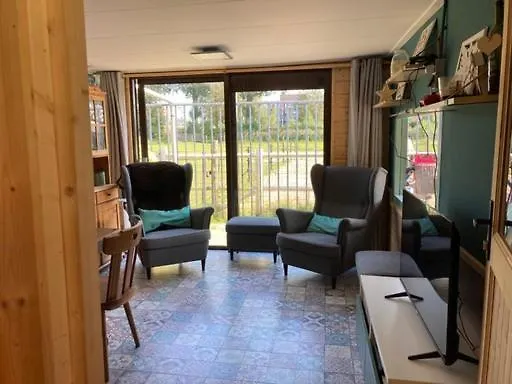 Aan de Dijk-1