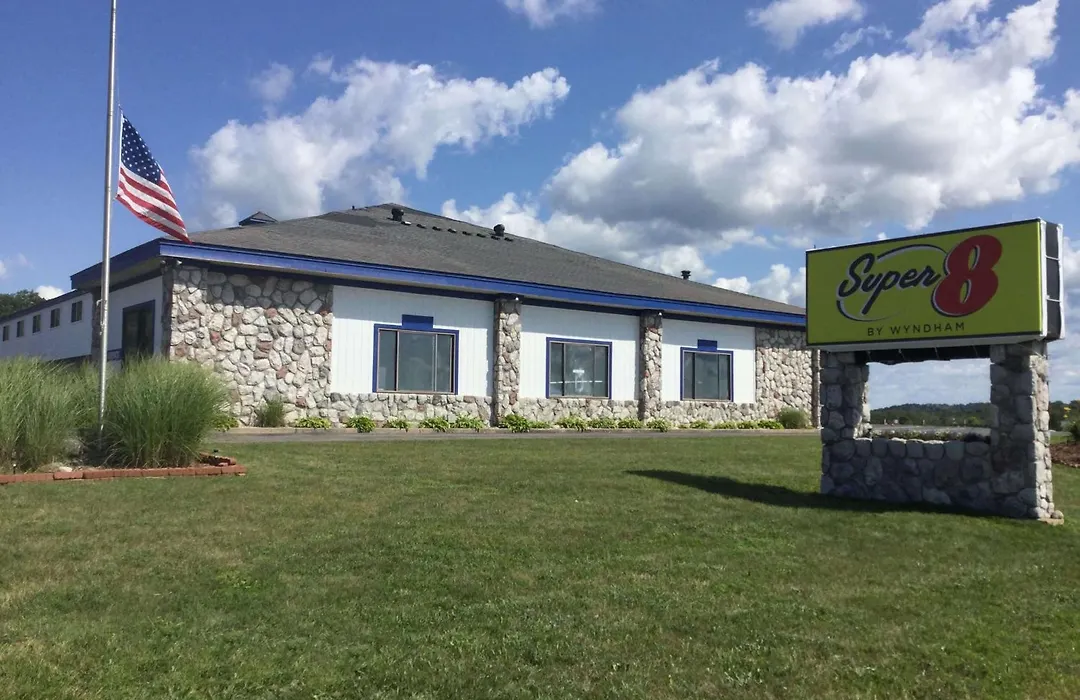 Super 8 By Wyndham Petoskey-1