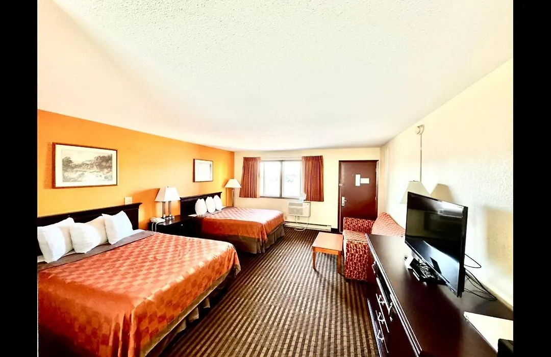 Scottish Inn & Suites - Eau Claire-1