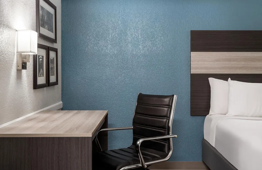 La Quinta Inn By Wyndham Victoria-1