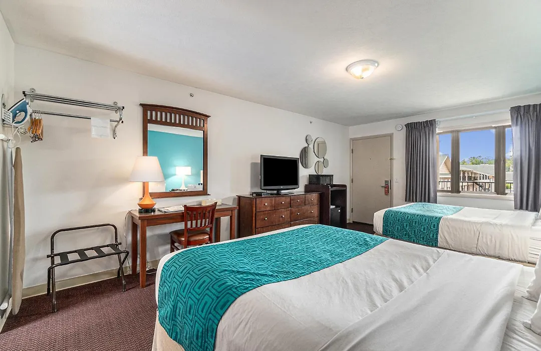 Howard Johnson By Wyndham Traverse City-1