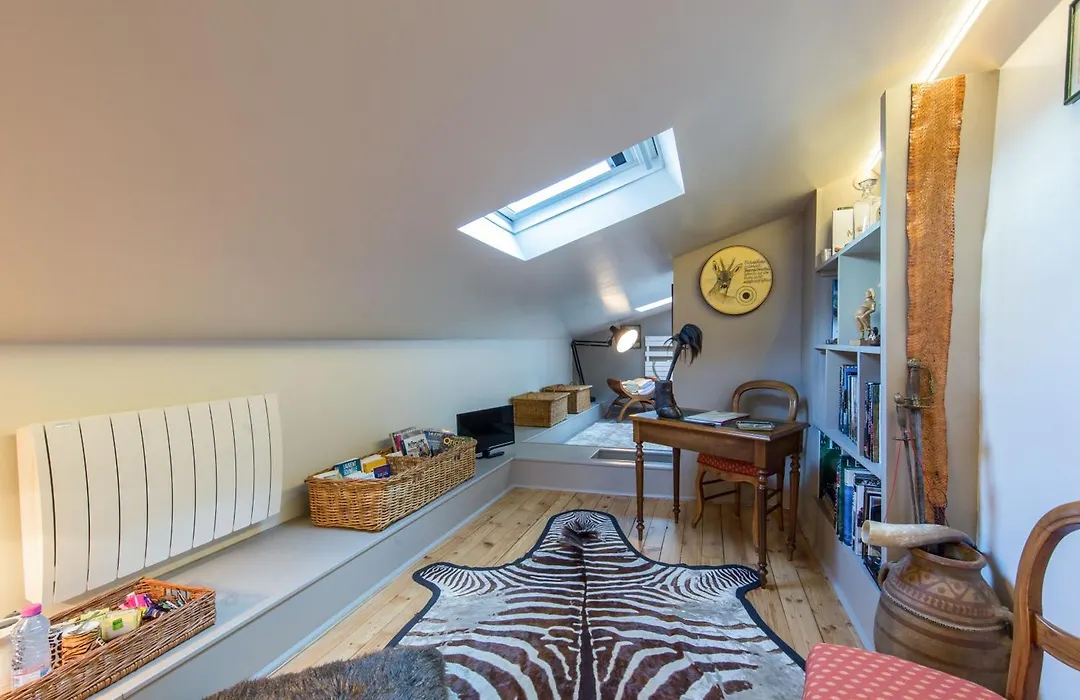 Room In Guest Room - This 10Th Century Home Sits In An Extraordinary Setting In The Center Of Orleans-1