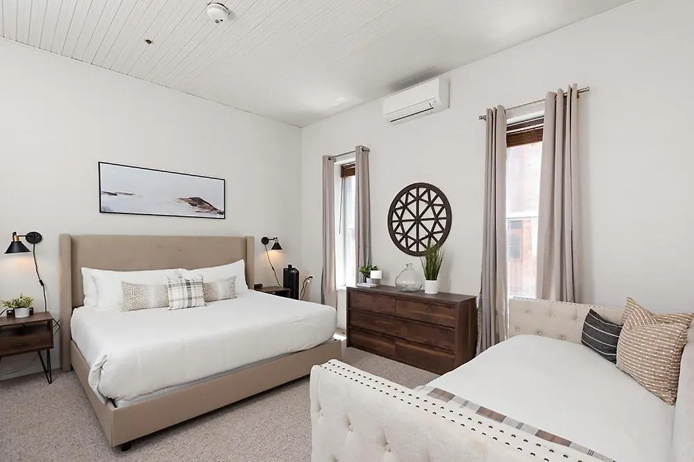Independence Square 211, Chic Hotel Room With Mountain Views, A/C, & Rooftop Hot Tub-1