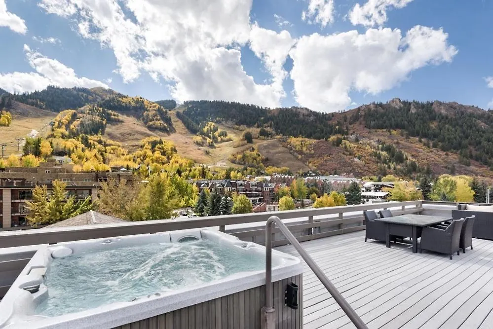 Independence Square 302, Top Floor Stylish Hotel Room With Wet Bar, A/C, In Downtown Aspen-1