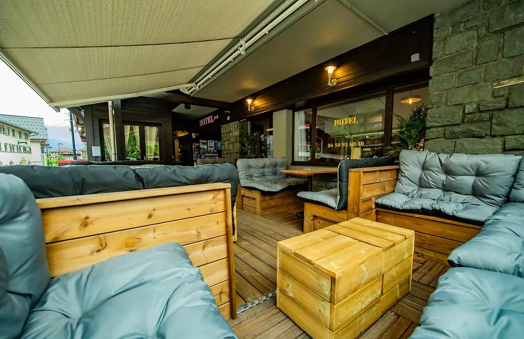 Hotel La Chaumière Garage Moto gratuit À 150 m de la gare SNCF et TMB-1