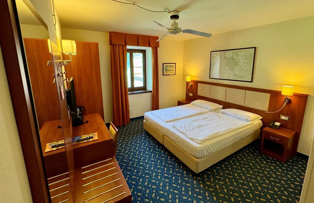 Lake Hotel Benaco-1