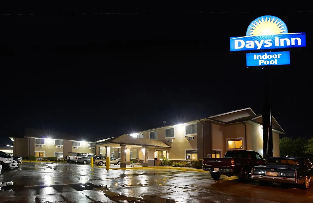 Days Inn By Wyndham Topeka-1