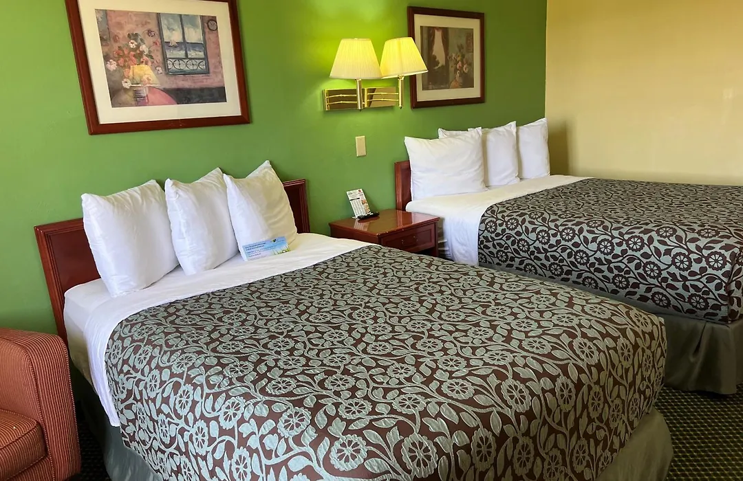 Days Inn By Wyndham Great Bend-1