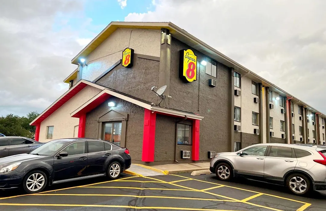Super 8 By Wyndham Cedar Rapids-1
