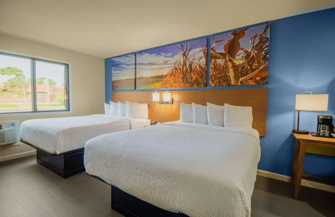 Days Inn & Suites By Wyndham Waterloo-1