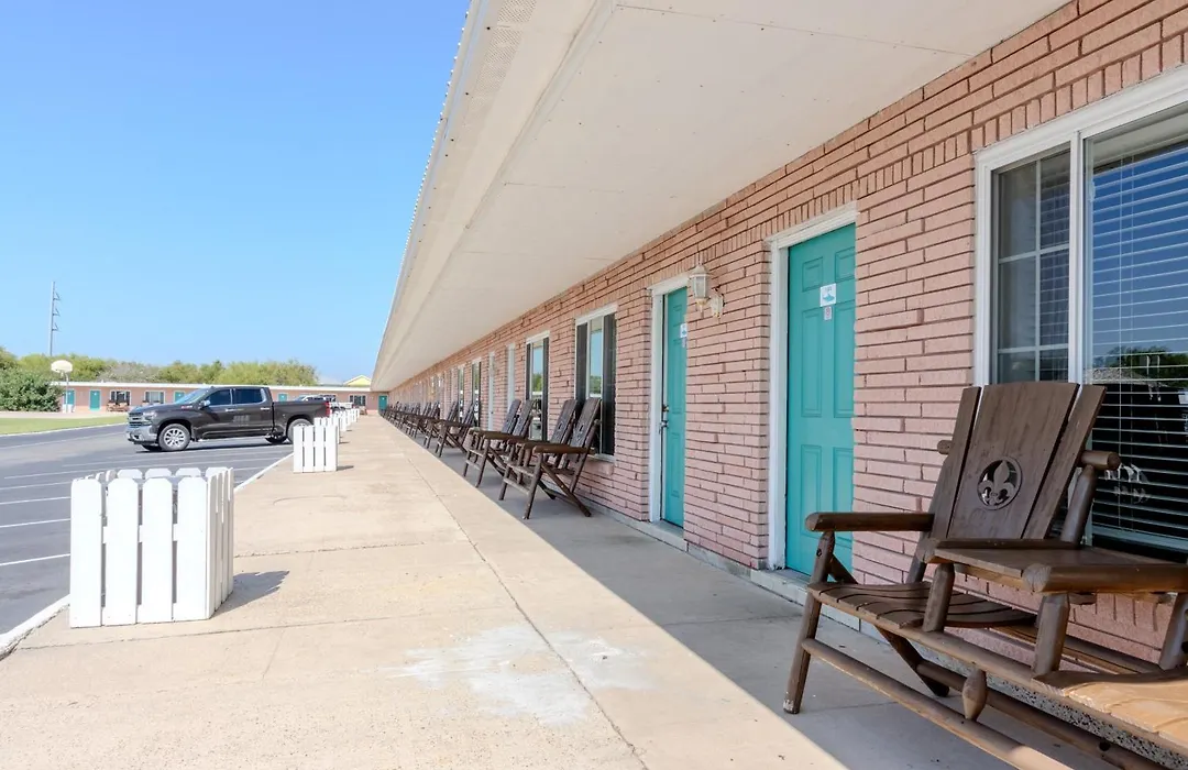 Shark Reef Resort Motel & Cottages-1