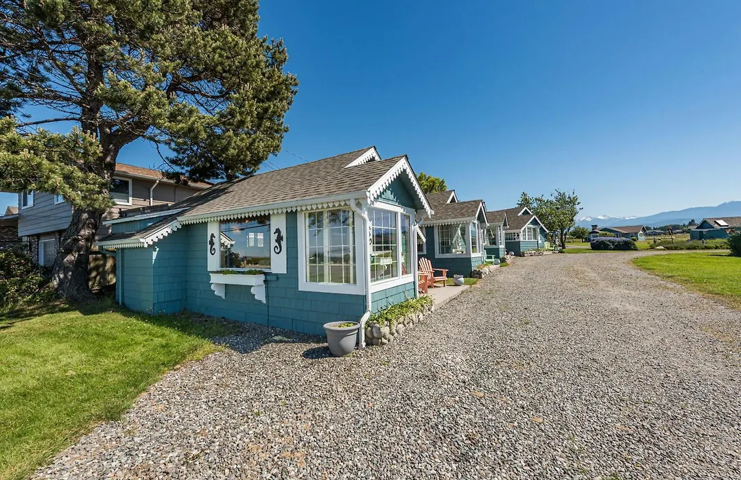 Juan De Fuca Waterfront Hotel & Cottages-1