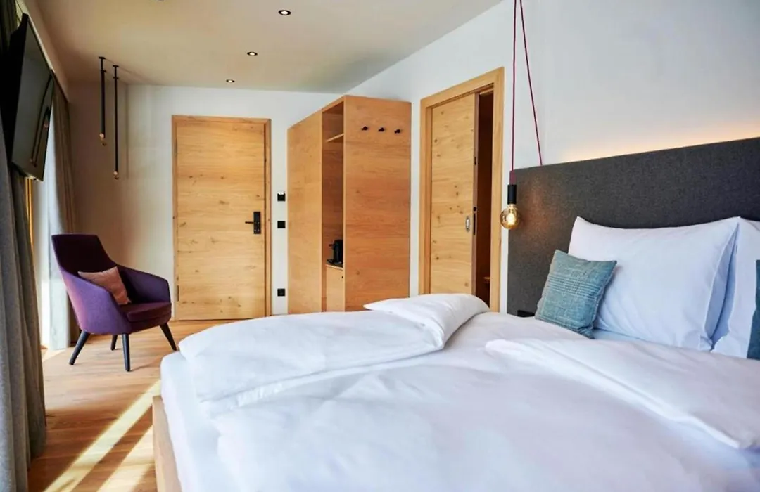 Wellness und Brunch Hotel MorgenZeit beheizter Naturteich Genuss Frühstück bis 13 Uhr Hochkönig Sommercard-1