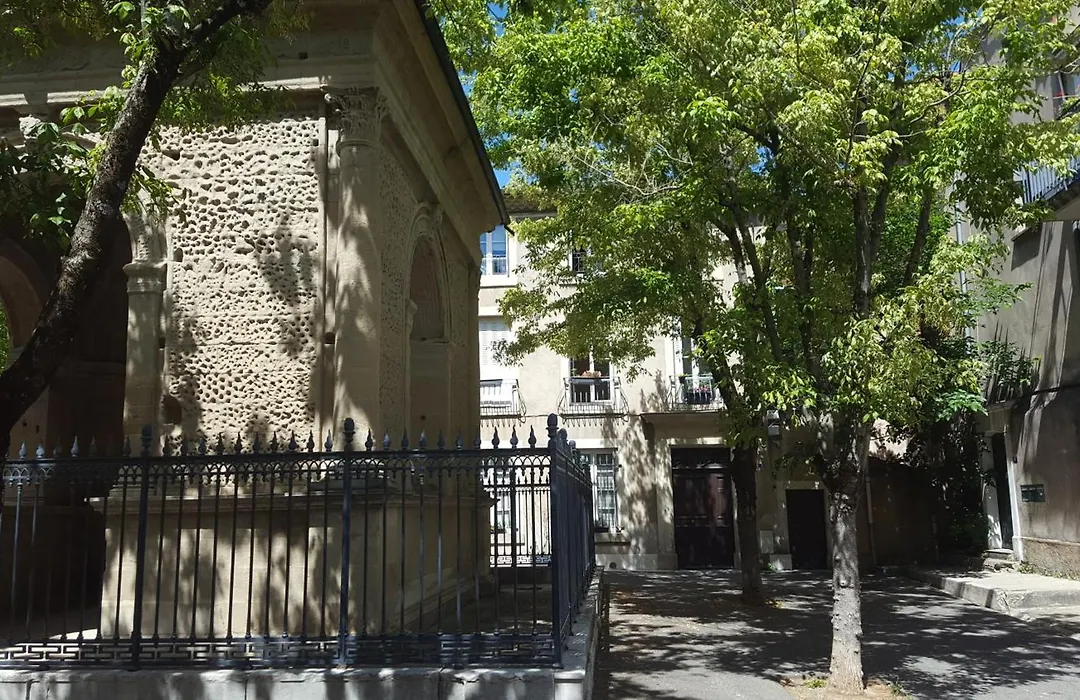Chambre de charme au coeur du vieux Valence - Confort&Calme-1