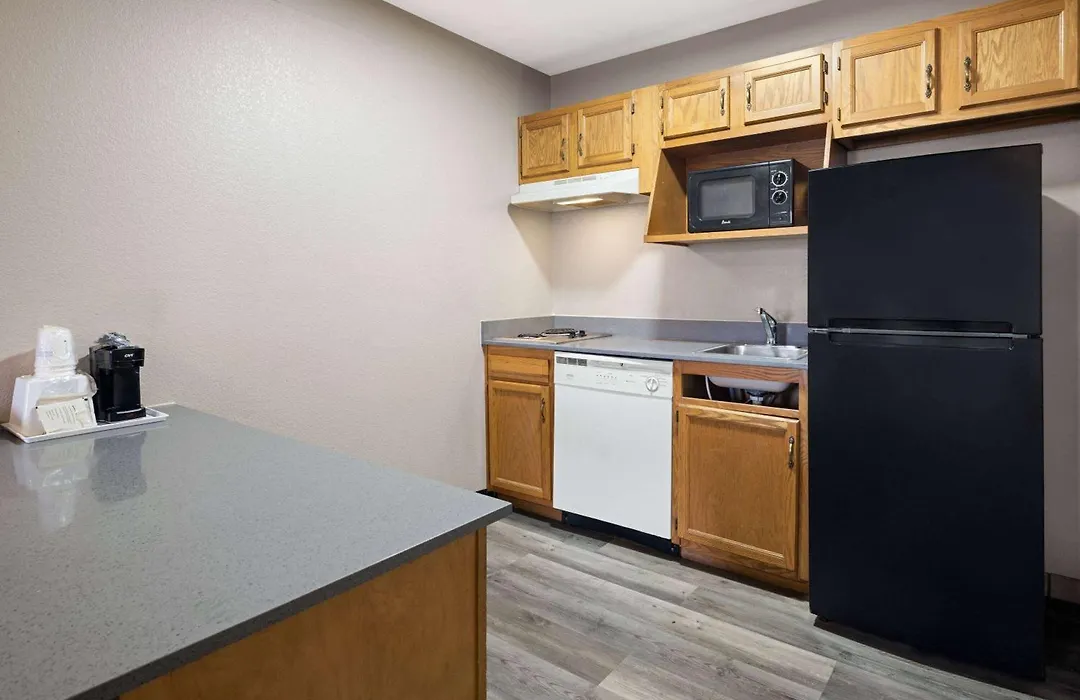 Days Inn & Suites By Wyndham Kokomo-1