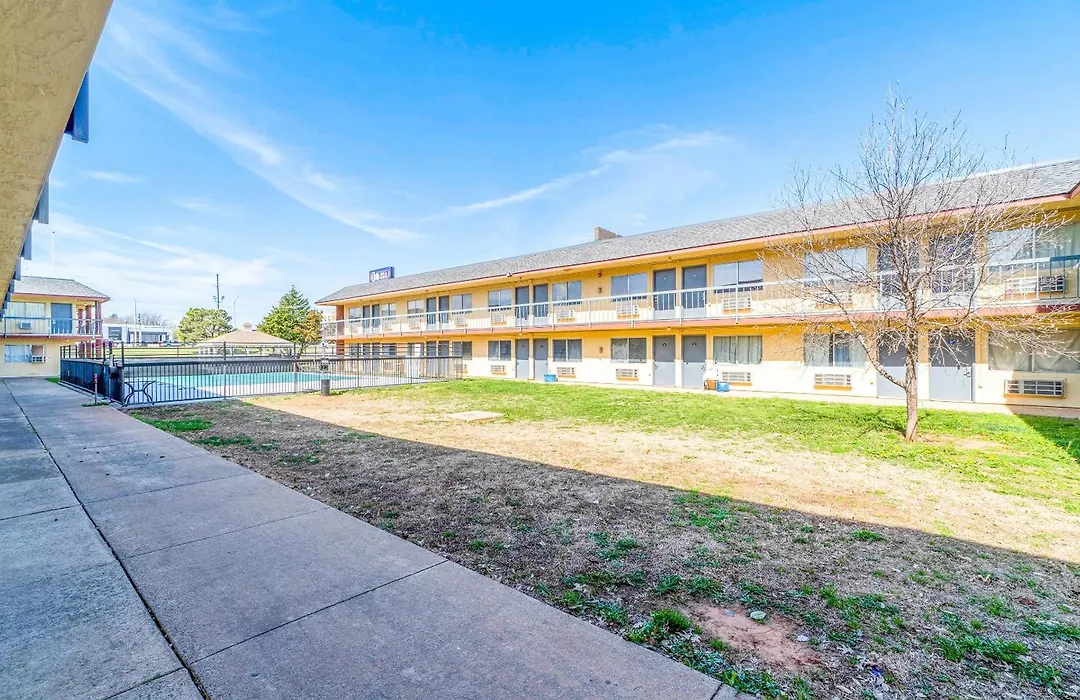 Castle Inn & Suites By Oyo Chickasha-1