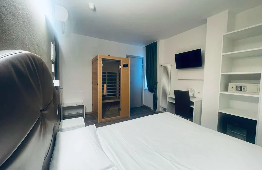 Hotel Holiday-1